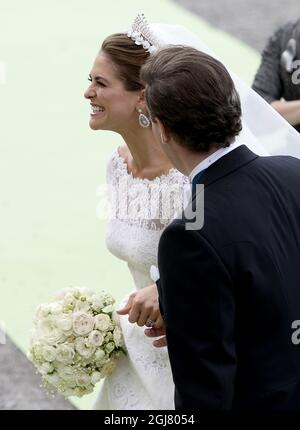 STOCCOLMA 2013-06-08 la principessa Madeleine e Christopher o'Neil sono visti arrivare al Palazzo Drottningholms dopo il loro matrimonio alla Cappella reale di Stoccolma, Svezia, 8 giugno 2013. Foto: Maja Suslin/ SCANPIX / Kod 10300 Foto Stock