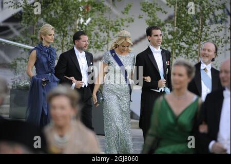 STOCCOLMA 20130608 la Principessa Theodora e il Principe Filippos di Grecia seguiti da Gustaf Magnuson e Vicki AndrÃ arrivano per una gita in barca da Riddarholmen a Stoccolma fino al Palazzo Drottningholm, dove si terrà la cena nuziale l'8 giugno 2013. Foto: Erik Martensson / SCANPIX / kod 10400 Foto Stock