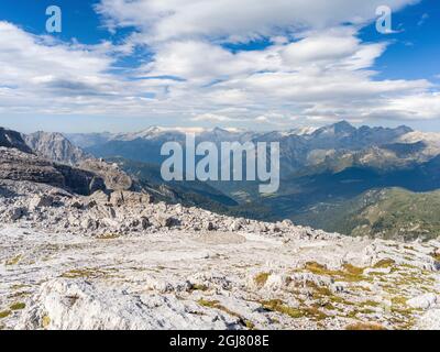 Vista sulla Val Rendena verso il gruppo Adamello. Le Dolomiti di Brenta, patrimonio dell'umanità dell'UNESCO. Italia, Trentino, Val Rendena Foto Stock