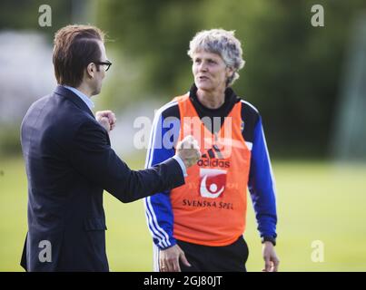 STOCCOLMA 2013-06-15 il principe Daniel parla al capo allenatore Pia Sundhage quando visita il campo di allenamento per la nazionale svedese di calcio femminile al campo di Boson fuori Stoccolma, Svezia, 15 giugno 2013. A partire da luglio la squadra svedese giocherà in Svezia l'EFA Women's EURO 2013. Foto: Nils Petter Nilsson / XP / SCANPIX / Kod 7111 ** OUT AFTONBLADET ** Foto Stock