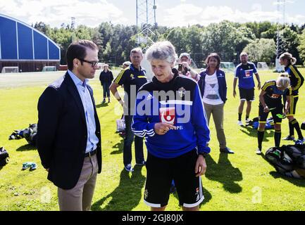 STOCCOLMA 2013-06-15 il principe Daniel parla al capo allenatore Pia Sundhage quando visita il campo di allenamento per la nazionale svedese di calcio femminile al campo di Boson fuori Stoccolma, Svezia, 15 giugno 2013. A partire da luglio la squadra svedese giocherà in Svezia l'EFA Women's EURO 2013. Foto: Nils Petter Nilsson / XP / SCANPIX / Kod 7111 ** OUT AFTONBLADET ** Foto Stock