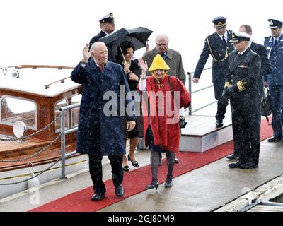 HARSTAD 20130618 Re Carl Gustaf e la Regina Silvia di Svezia e il Re Harald e la Regina Sonja di Norvegia sono visti nella città di Harstad , Norvegia settentrionale 18 giugno 2013. I reali svedesi sono in visita ufficiale su invito del re Harald di Norvegia. Foto: Anders Wiklund / SCANPIX kod 10040 Foto Stock