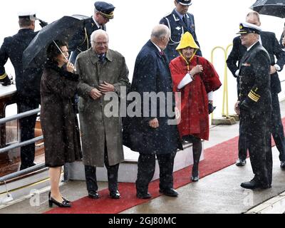 HARSTAD 20130618 Re Carl Gustaf e la Regina Silvia di Svezia e il Re Harald e la Regina Sonja di Norvegia sono visti nella città di Harstad , Norvegia settentrionale 18 giugno 2013. I reali svedesi sono in visita ufficiale su invito del re Harald di Norvegia. Foto: Anders Wiklund / SCANPIX kod 10040 Foto Stock