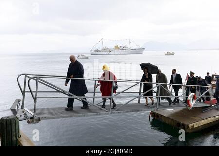 HARSTAD 20130618 Re Carl Gustaf e la Regina Silvia di Svezia e il Re Harald e la Regina Sonja di Norvegia sono visti nella città di Harstad , Norvegia settentrionale 18 giugno 2013. I reali svedesi sono in visita ufficiale su invito del re Harald di Norvegia. Foto: Anders Wiklund / SCANPIX kod 10040 Foto Stock