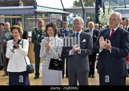 HARSTAD 20130618 Re Carl Gustaf e la Regina Silvia di Svezia e il Re Harald e la Regina Sonja di Norvegia sono visti nella città di Harstad , Norvegia settentrionale 18 giugno 2013. I reali svedesi sono in visita ufficiale su invito del re Harald di Norvegia. Foto: Anders Wiklund / SCANPIX kod 10040 Foto Stock