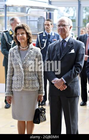 HARSTAD 20130618 Re Carl Gustaf e la Regina Silvia di Svezia e il Re Harald e la Regina Sonja di Norvegia sono visti nella città di Harstad , Norvegia settentrionale 18 giugno 2013. I reali svedesi sono in visita ufficiale su invito del re Harald di Norvegia. Foto: Anders Wiklund / SCANPIX kod 10040 Foto Stock