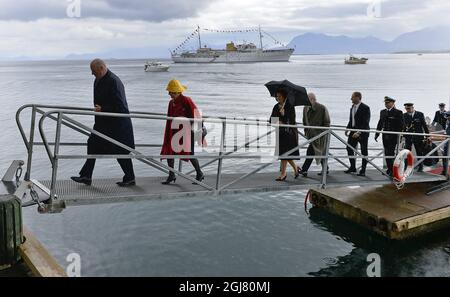 HARSTAD 20130618 Re Carl Gustaf e la Regina Silvia di Svezia e il Re Harald e la Regina Sonja di Norvegia sono visti nella città di Harstad , Norvegia settentrionale 18 giugno 2013. I reali svedesi sono in visita ufficiale su invito del re Harald di Norvegia. Foto: Anders Wiklund / SCANPIX kod 10040 Foto Stock