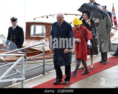 HARSTAD 20130618 Re Carl Gustaf e la Regina Silvia di Svezia e il Re Harald e la Regina Sonja di Norvegia sono visti nella città di Harstad , Norvegia settentrionale 18 giugno 2013. I reali svedesi sono in visita ufficiale su invito del re Harald di Norvegia. Foto: Anders Wiklund / SCANPIX kod 10040 Foto Stock