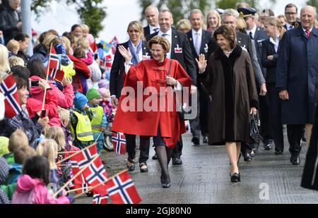 HARSTAD 20130618 Re Carl Gustaf e la Regina Silvia di Svezia e il Re Harald e la Regina Sonja di Norvegia sono visti nella città di Harstad , Norvegia settentrionale 18 giugno 2013. I reali svedesi sono in visita ufficiale su invito del re Harald di Norvegia. Foto: Anders Wiklund / SCANPIX kod 10040 Foto Stock