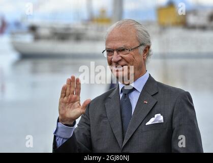 HARSTAD 20130618 re Carl Gustaf di Svezia ondano durante una passeggiata nella città di Harstad , Norvegia settentrionale 18 giugno 2013. I reali svedesi sono in visita ufficiale su invito del re Harald di Norvegia. Foto: Anders Wiklund / SCANPIX kod 10040 Foto Stock