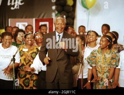 Johannesburg 19940503 - Nelson Mandela celebra la vittoria nelle prime elezioni libere in Sudafrica del 1994. Foto: Ulf Berglund / SCANPIX / Kod: 33490 Foto Stock