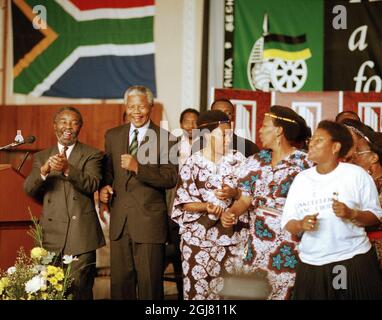 Johannesburg 19940503 - Nelson Mandela e Thabo Mbeki, celebrando la vittoria nelle prime elezioni libere in Sudafrica nel 1994. Foto: Ulf Berglund / SCANPIX / Kod: 33490 Foto Stock