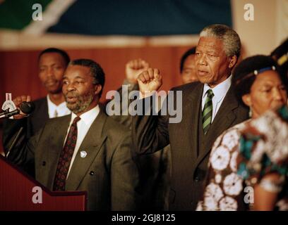 Johannesburg 19940503 - Nelson Mandela e Thabo Mbeki, celebrando la vittoria nelle prime elezioni libere in Sudafrica nel 1994. Foto: Ulf Berglund / SCANPIX / Kod: 33490 Foto Stock