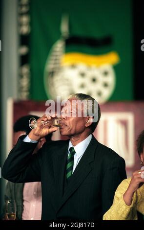 Johannesburg 19940503 - Nelson Mandela celebra la vittoria nelle prime elezioni libere in Sudafrica del 1994. Foto: Ulf Berglund / SCANPIX / Kod: 33490 Foto Stock