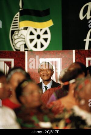 Johannesburg 19940503 - Nelson Mandela celebra la vittoria nelle prime elezioni libere in Sudafrica del 1994. Foto: Ulf Berglund / SCANPIX / Kod: 33490 Foto Stock