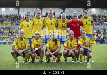 HALMSTAD 2013-07-17 i giocatori svedesi posano per una foto di squadra prima del gruppo UEFA Women's EURO 2013 Una partita di calcio tra la Svezia e l'Italia all'Orjans vall di Halmstad, Svezia, il 16 luglio 2013. In fila da sinistra: Jessica Samuelsson, Lisa Dahlkvist, Charlotte Rohlin, Josefine Oqvist, portiere Kristin Hammarstrom e lotta Schelin. Prima fila da sinistra: Nilla Fischer, Sara Thunebro, Kosovare Aslani, Caroline Seger och Marie Hammarstrom. Foto: Bjorn Larsson Rosvall / SCANPIX / codice 9200 Foto Stock