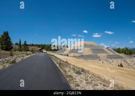 Viste lungo Mineral Belt Trail attraverso lo storico quartiere minerario di Leadville attivo alla fine del secolo, Colorado, Stati Uniti. Foto Stock