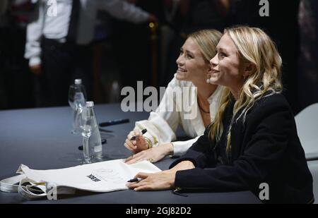 STOCCOLMA 20130808 le attrici e gli imprenditori americani Olsen gemelle sono a Stoccolma per promuovere la loro collaborazione con il marchio di abbigliamento Bik Bok. A sinistra Mary-Kate Olsen e a destra Ashley Olsen firma autografi. Foto: Henrik Montgomery / SCANPIX / kod: 10060 Foto Stock