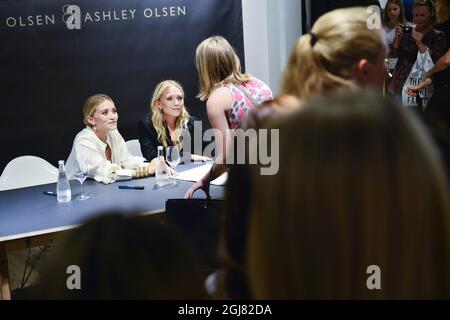 STOCCOLMA 20130808 le attrici e gli imprenditori americani Olsen gemelle sono a Stoccolma per promuovere la loro collaborazione con il marchio di abbigliamento Bik Bok. A sinistra Mary-Kate Olsen e a destra Ashley Olsen firma autografi. Foto: Henrik Montgomery / SCANPIX / kod: 10060 Foto Stock