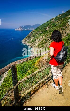 Donna sul Sentiero Azzurro nei pressi di Vernazza, cinque Terre, Liguria, Italia (MR) Foto Stock