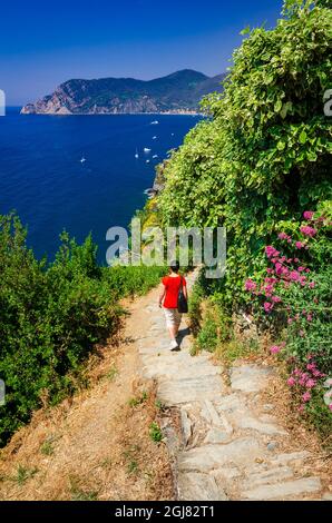 Donna sul Sentiero Azzurro nei pressi di Vernazza, cinque Terre, Liguria, Italia (MR) Foto Stock