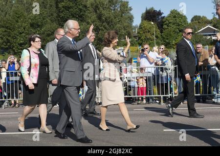 FORSHAGA 20130822Â¨ Re Carl Gustaf e la Regina Silvia sono visti durante una visita alla città di Forshaga, Svezia, 22 agosto 2013. La visita fa parte del continuo 40 anni anniversario della KingÂ . Foto: Fredrik Sandberg / SCANPIX / Kod 10080 Foto Stock