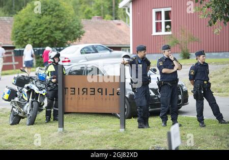 FORSHAGA 20130822 ufficiali di polizia sono visti durante la visita del re Carl Gustaf e della regina SilviaÂ nella città di Forshaga, Svezia, 22 agosto 2013. La visita fa parte del continuo anniversario di 40 anni del KingÂ. Foto: Fredrik Sandberg / SCANPIX / Kod 10080 Foto Stock