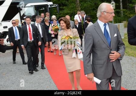 FORSHAGA 20130822Â¨ Re Carl Gustaf e la Regina Silvia sono visti durante una visita alla città di Forshaga, Svezia, 22 agosto 2013. La visita fa parte del continuo 40 anni anniversario della KingÂ . Foto: Fredrik Sandberg / SCANPIX / Kod 10080 Foto Stock