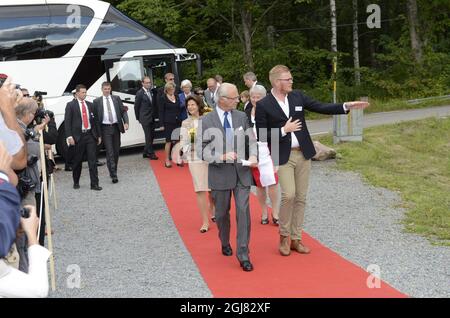 FORSHAGA 20130822Â¨ Re Carl Gustaf e la Regina Silvia sono visti durante una visita alla città di Forshaga, Svezia, 22 agosto 2013. La visita fa parte del continuo 40 anni anniversario della KingÂ . Foto: Fredrik Sandberg / SCANPIX / Kod 10080 Foto Stock