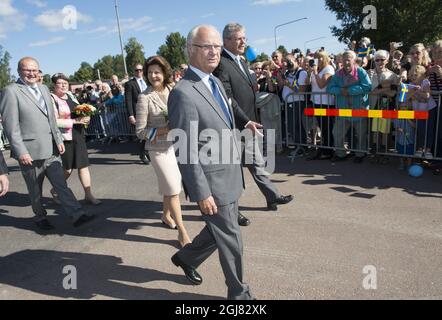 FORSHAGA 20130822Â¨ Re Carl Gustaf e la Regina Silvia sono visti durante una visita alla città di Forshaga, Svezia, 22 agosto 2013. La visita fa parte del continuo 40 anni anniversario della KingÂ . Foto: Fredrik Sandberg / SCANPIX / Kod 10080 Foto Stock