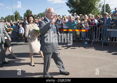 FORSHAGA 20130822Â¨ Re Carl Gustaf e la Regina Silvia sono visti durante una visita alla città di Forshaga, Svezia, 22 agosto 2013. La visita fa parte del continuo 40 anni anniversario della KingÂ . Foto: Fredrik Sandberg / SCANPIX / Kod 10080 Foto Stock