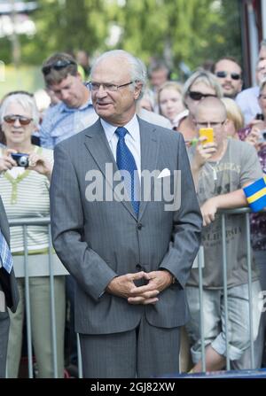 FORSHAGA 2013 Re Carl Gustaf di Svezia e Regina Silvia. Kung Carl Gustaf och Drottning Silvia ser pÃƒÂ¥ hund dressyr. Detta pÃƒÂ¥ Forshagaakademi, besÃƒÂ¶ket var en del AV kungens resa i VÃƒÂ¤rmland idag. Kungen reser under Ãƒâ ¥ ret till alla svenska lÃƒÂ¤n som en del AV hans firande AV 40 Ãƒâ ¥ r pÃƒÂ¥ tronen.ka lÃƒÂ¤n som en del AV hans firande AV 40 Ãƒâ ¥ r pÃƒÂ tronen. Foto: Fredrik Sandberg / SCANPIX / Kod 10080 Foto Stock