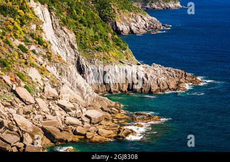 L'aspra costa ligure a sud di Vernazza, cinque Terre, Liguria, Italia. (Solo per uso editoriale) Foto Stock