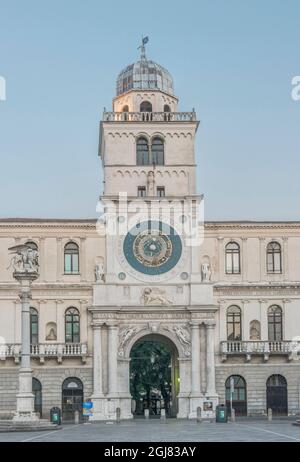 Italia, Padova, Piazza dei Signori, Torre dell'Orologio Astronomico fu completata nel XV secolo Foto Stock