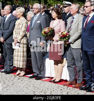 ATVIDABERG 20130903 Re Carl XVI Gustaf e Regina Silvia sono visti all'arrivo nella città di Atvidaberg, Svezia, 3 settembre 2013. La visita fa parte dei Re in corso 40 anni di anniversario sul trono. Foto: Patrik Jonsson / Nordic Media / SCANPIX / kod 64265 Foto Stock