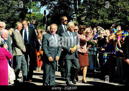 ATVIDABERG 20130903 Re Carl XVI Gustaf e Regina Silvia sono visti all'arrivo nella città di Atvidaberg, Svezia, 3 settembre 2013. La visita fa parte dei Re in corso 40 anni di anniversario sul trono. Foto: Patrik Jonsson / Nordic Media / SCANPIX / kod 64265 Foto Stock