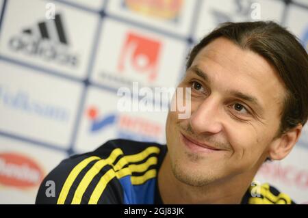 STOCCOLMA 20130904 Zlatan Ibrahimovic parla ai media durante la conferenza stampa della nazionale svedese di calcio tenutasi a Stoccolma il 4 settembre 2013. Venerdì la Svezia giocherà in Irlanda in una partita di qualificazione della Coppa del mondo. Foto Bertil Enevag Ericson SCANPIX kod 10000 Foto Stock