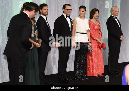 STOCCOLMA 20130914 sig. Christopher o'Neill, Principessa Madeleine, Principe Carl Philip, Principe Daniel, Principessa Vittoria, La Regina Silvia, il re Carl XVI Gustaf e il primo ministro Fredrik Reinfeldt alla cena del governo svedese in occasione del 40° giubileo del re, Nordiska Museet, Stoccolma. Foto: Claudio Bresciani / SCANPIX / codice 10090 Foto Stock