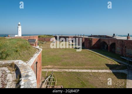 Vista dell'ala est del castello di Hurst e del faro di Hurst Point a Hampshire, Inghilterra, Regno Unito Foto Stock