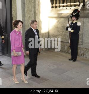 STOCCOLMA 20130915 il presidente finlandese Sauli Niinisto e la moglie Jenni Haukio arrivano ad un servizio di ringraziamento di te Deum in relazione al quarantesimo giubileo del re, la Cappella reale, Palazzo reale di Stoccolma Foto: Maja Suslin / SCANPIX / Kod 60885 Foto Stock