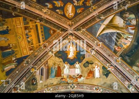 Affresco della Crucifixion Resurrection, Cappella Spagnola, Chiesa di Santa Maria Novella, Firenze, Italia. Prima chiesa di Firenze fondata nel 1357. Foto Stock