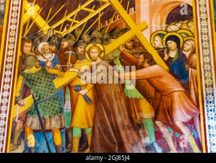 Gesù Cristo porta affresco a croce, Collegiata di Santa Maria Assunta, San Gimignano, Toscana, Italia. Foto Stock