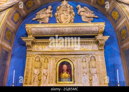 Reliquie dell'altare di Santa Fina, Collegiata di Santa Maria Assunta, San Gimignano, Toscana, Italia. Foto Stock