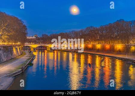 Notte colorata, barca a remi, Ponte Sant'Angelo Tevere, Roma, Italia. Ponte costruito per la prima volta dall'imperatore Adriano nel 134 d.C. Foto Stock