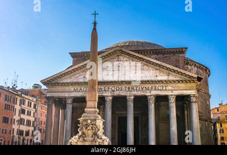 Fontana dell'Obelisco della porta, Piazza della rotonda, Pantheon, Roma, Italia. Fontana creata nel 1575 da Giacomo della Porte. Pantheon il più antico coro romano Foto Stock