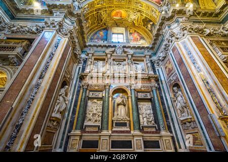 Statue Cappella Santa Maria maggiore, Roma, Italia. Costruito nel 422-432, in onore della Vergine Maria, divenne residenza papale prima del Vaticano Foto Stock