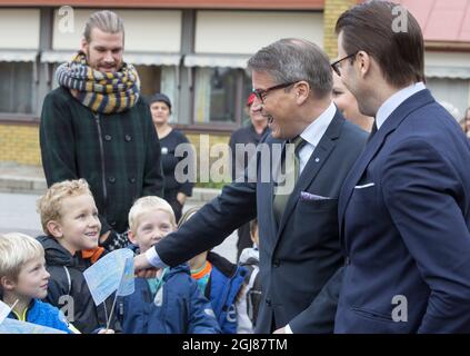 MALMO 2013-11-11 il Principe Daniele e il Ministro degli Affari sociali, Goran Hagglund, sono visti incontrare gli studenti durante una visita alla Scuola Angslattskolan di Malmo, Svezia, 11 novembre 2013. La scuola ha un progetto speciale insieme al club sportivo locale che mira ad aumentare gli esercizi fisici degli studenti Foto: Drago Prvulovic / TT / Kod 70040 Foto Stock