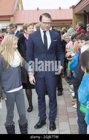 MALMO 2013-11-11 il Principe Daniele e il Ministro degli Affari sociali, Goran Hagglund, sono visti incontrare gli studenti durante una visita alla Scuola Angslattskolan di Malmo, Svezia, 11 novembre 2013. La scuola ha un progetto speciale insieme al club sportivo locale che mira ad aumentare gli esercizi fisici degli studenti Foto: Drago Prvulovic / TT / Kod 70040 Foto Stock