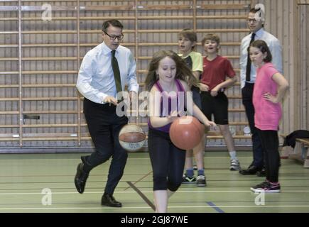 MALMO 2013-11-11 il Principe Daniele e il Ministro degli Affari sociali, Goran Hagglund, sono visti incontrare gli studenti durante una visita alla Scuola Angslattskolan di Malmo, Svezia, 11 novembre 2013. La scuola ha un progetto speciale insieme al club sportivo locale che mira ad aumentare gli esercizi fisici degli studenti Foto: Drago Prvulovic / TT / Kod 70040 Foto Stock