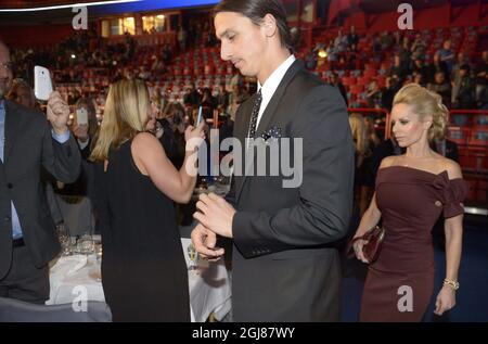 STOCCOLMA 2013-11-11 il calciatore svedese Zlatan Ibrahimovic e sua moglie Helena arrivano per il Gala di calcio svedese 2013 alla Globe Arena di Stoccolma, Svezia, il 11 novembre 2013. Foto: Bertil Enevag Ericson / TT / code 10000 Foto Stock